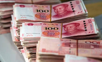 中国100元紙幣の束