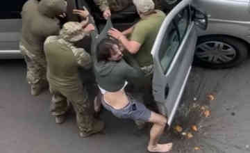 住民をバンに引きずり込もうとしているウクライナの徴兵官
