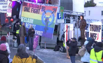 トランプ氏のダボス世界経済フォーラムへの参加に抗議する活動家